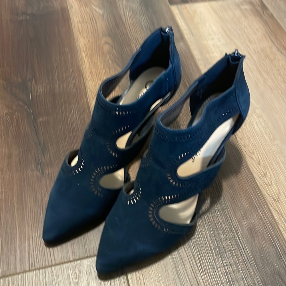 Bella Vita Hope‎ navy blue suede heels size  6.5WW cutouts Shooties cage pump
